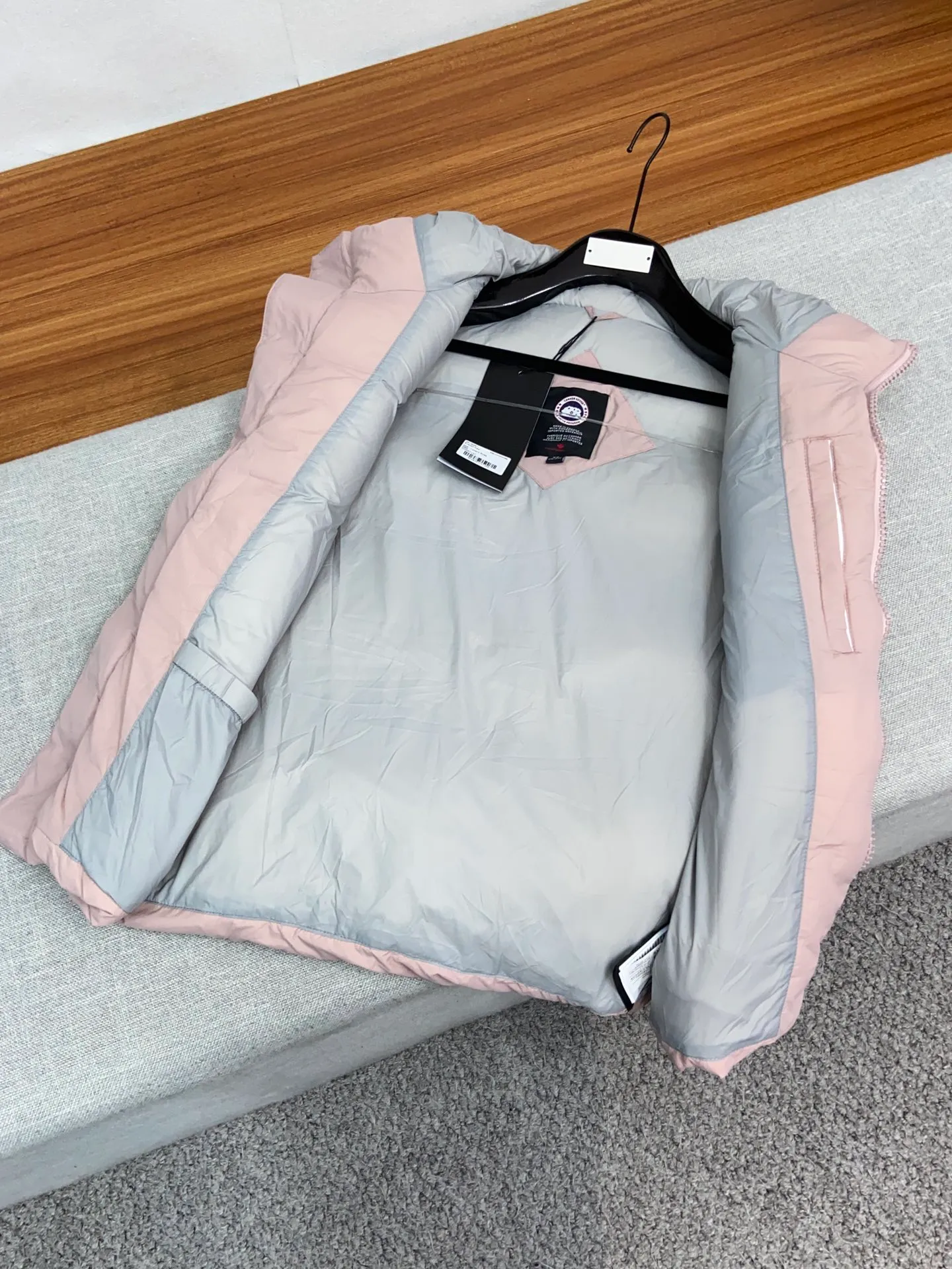 P520 original single version exclusive release #𝘾𝘼𝙉𝘼𝘿𝘼 𝙂𝙊𝙊𝙎𝙀/𝙅𝙪𝙣𝙘𝙩𝙞𝙤𝙣 top original TOP version restored ZP up to 98%‼ ️ CANADA GOOSE/Canada Goose Pastels Pastel Series Everett White Label Vest This versatile Everett vest is a lightweight layering item suitable for wearing in all seasons. It is trimmed in all white and equipped with D-rings for hanging gloves or other daily items when outside. It is ideal for travel and unpredictable weather conditions. The pocket openings and cuff edges are reinforced with CORDURA fabric for durability. The reflective stripes on the back of the collar improve visibility in dim environments, making it the first choice for travel. Note: In order to maximize profits during the production process, some businesses add toxic waste silk, 50 velvet, hand-feel velvet, etc. into the clothes! It is said to be 90% white duck down, purchasing agent level, or even more exaggeratedly said to be 90% white goose down, to fool the layman! (You can consult the official Big Goose. All authentic styles are made of white duck down) ⚠️ Remember, you get what you pay for! Don't be greedy for small gains, or you will suffer big losses!  Size: XS S M L XL Color: Black Melt Water Blue Soft Pink Moonlight Lime
